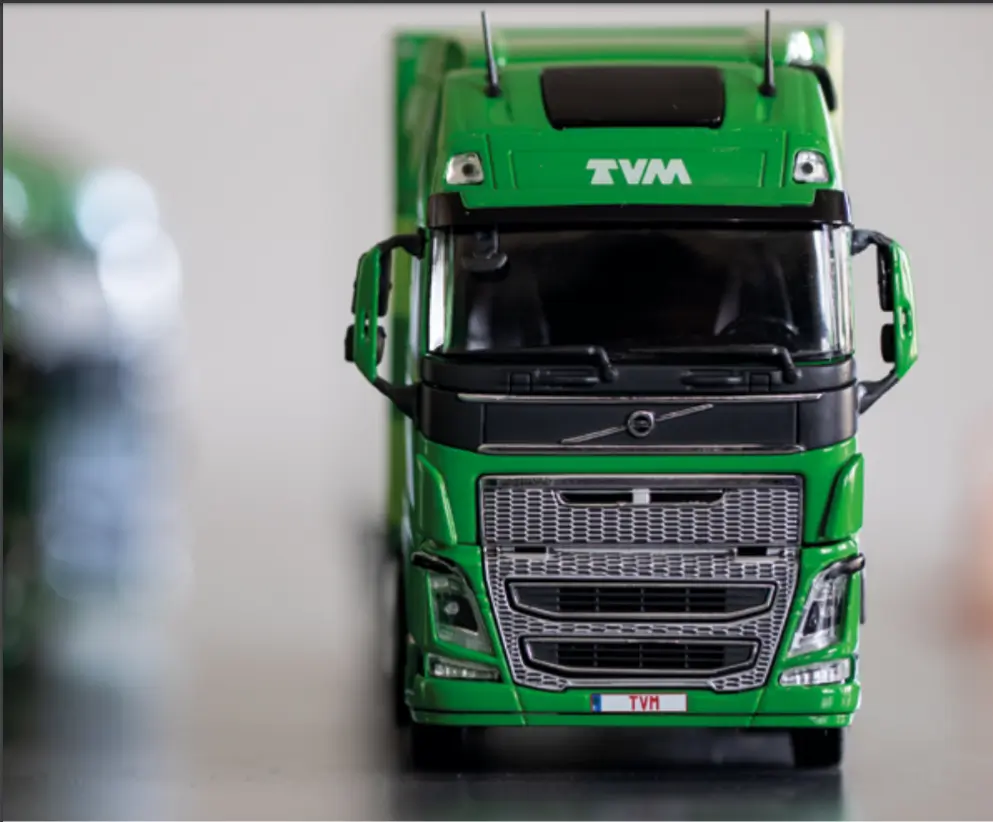 Camion TVM vu de face sur la route